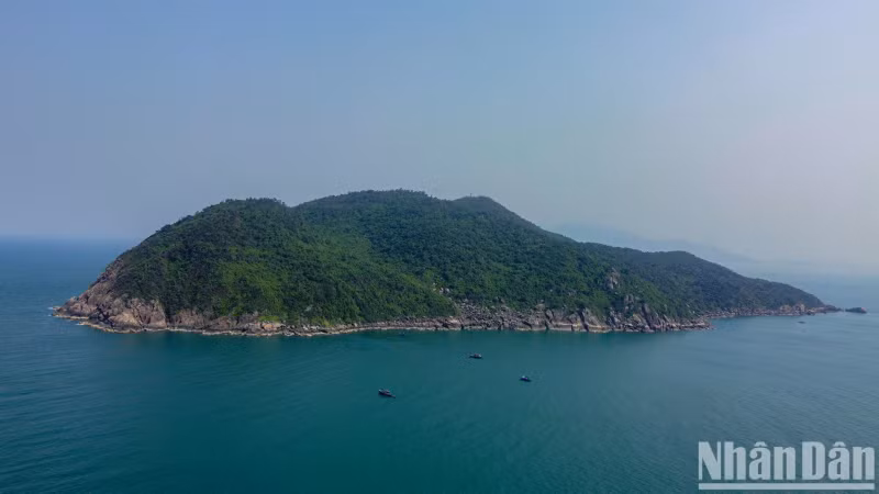 Located north of Da Nang, Son Cha Island boasts magnificent natural scenery.