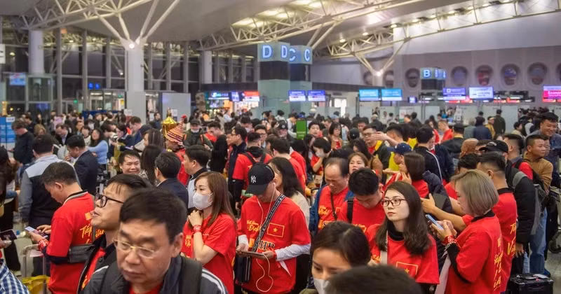 Vietnamese fans flock to Thailand for ASEAN Cup 2024 final (Photo: VNA) 