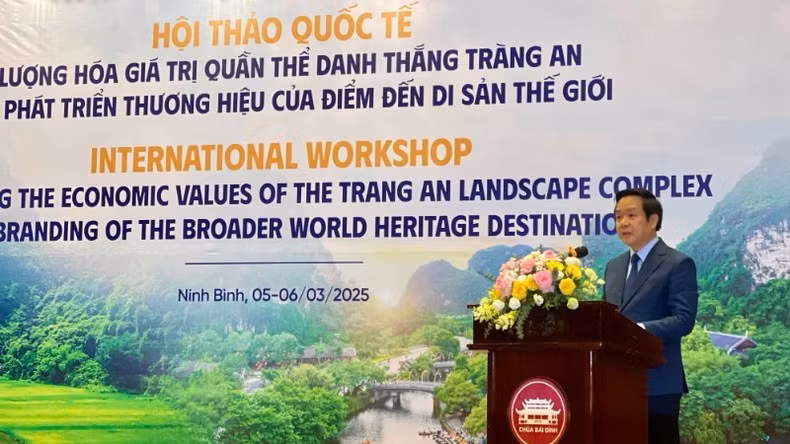 Chairman of Ninh Binh Provincial People’s Committee Pham Quang Ngoc speaks at the workshop.