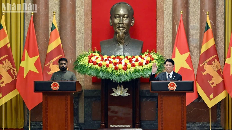 Vietnamese State President Luong Cuong (R) and Sri Lankan President Anura Kumara Dissanayaka meet with the press. (Photo: NDO)