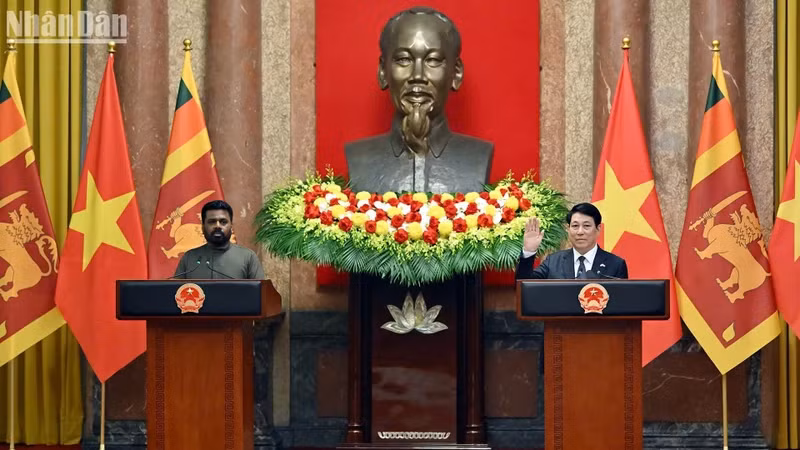 Vietnamese State President Luong Cuong (R) and Sri Lankan President Anura Kumara Dissanayaka meet with the press. (Photo: NDO)
