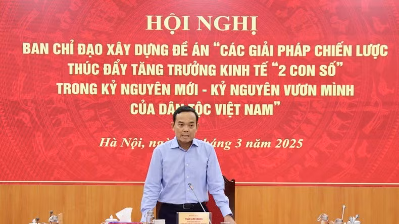 Head of the PCC’s Commission for Policies and Strategies Tran Luu Quang speaks at the meeting.