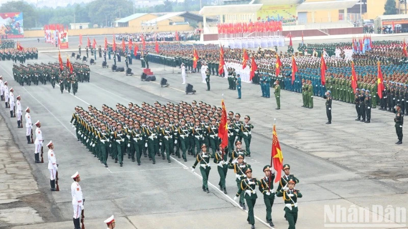 Armed forces officers and soldiers participate in general training for the April 30 celebration. (Photo: NDO)