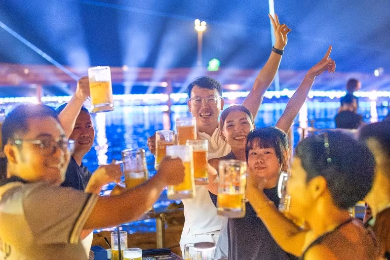 Diners can enjoy premium fresh beer paired with world-class performances at Sun Bavaria GastroPub.
