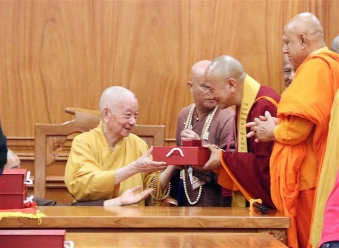 Venerable Thich Tri Quang, the Supreme Patriarch of the Patronage Council of the Viet Nam Buddhist Sangha (VBS) presents gifts to heads of international Buddhist delegations attending Vesak 2025. (VNA) 