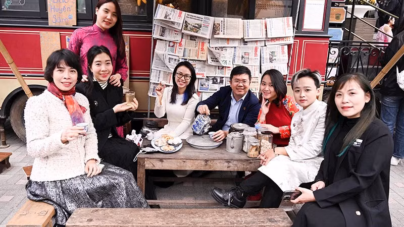 Tourists have the feeling of returning to the subsidy period on tram line No.6 at the Dao Ngoc-Ngu Xa food street (in Ba Dinh District, Hanoi).