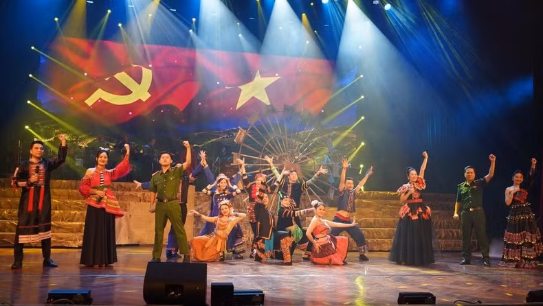 The song “With the Party’s Light, We Move Forward” is performed by the Sao Mai ensemble during the awards ceremony for the contest on defending the ideological foundation of the Party. (Photo courtesy of the composer)