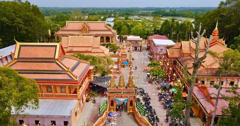 An overview of Ban Ray Thmay Pagoda.