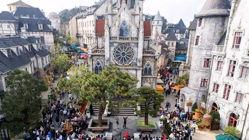 The Sun World Ba Na Hills tourist area attracted a large number of visitors during the three peak days of the holiday. (Photo: ANH DAO)