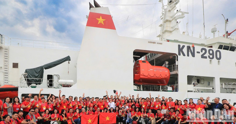 The delegation of 100 journalists visiting Truong Sa Island.