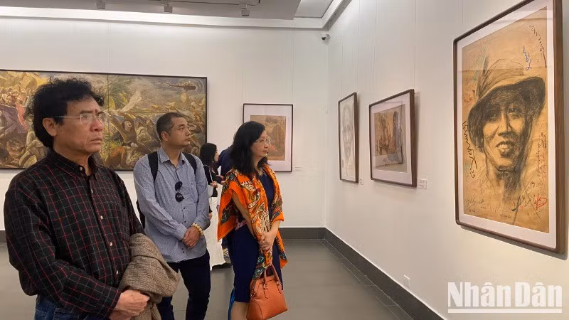 Visitors to the exhibition. (Photo: HUY LE)