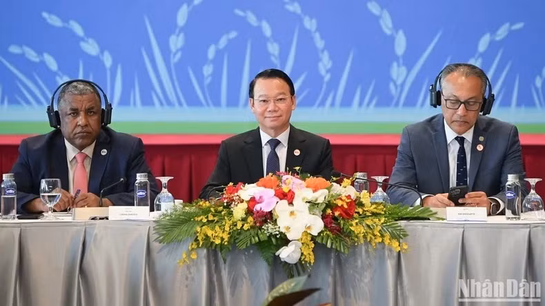  Minister of Agriculture and Environment Do Duc Duy chairs the session “Riding with the Green Revolution 4.0: The Journey of Transforming the Food System for a Sustainable Era”. (Photo: NDO)
