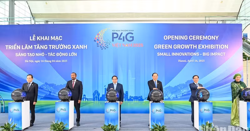 Prime Minister Pham Minh Chinh and delegates perform the opening ceremony of the Green Growth Exhibition — an event held within the framework of the P4G Summit 2025. (Photo: DUY LINH)