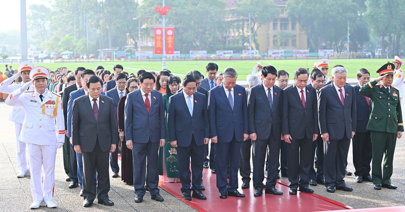 Party General Secretary To Lam, President Luong Cuong, Prime Minister Pham Minh Chinh, and NA Chairman Tran Thanh Man, together with other leaders of the Party and State, and NA deputies, pay respect to President Ho Chi Minh.