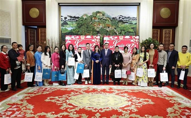 Vietnamese Ambassador to China Pham Thanh Binh presents Tet gifts to the Vietnamese community in China. (Photo: VNA) 