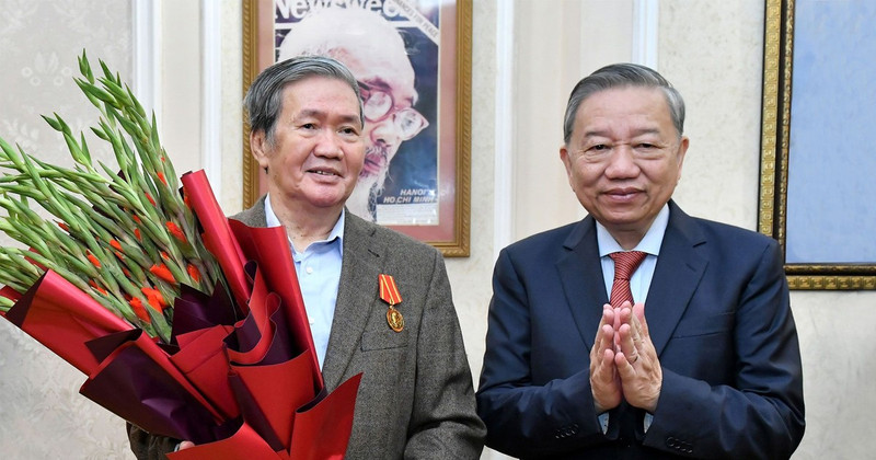 Party General Secretary To Lam presents the Ho Chi Minh Order to former Politburo Member Dinh The Huynh. (Photo: DANG KHOA)