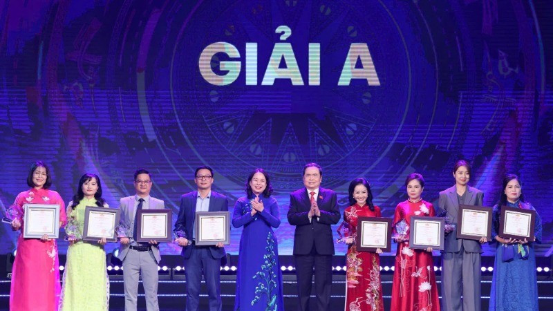 National Assembly Chairman Tran Thanh Man and Vice President Vo Thi Anh Xuan announce the A prize winners of the 2025 Dien Hong Awards. (Photo: DUY LINH)