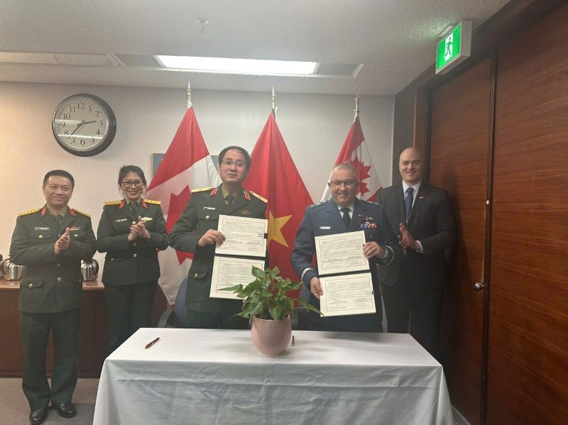 Major General Pham Manh Thang and Brigadier-General Carol Potvin sing the cooperation agreement for 2025-2026 period. (Photo Courtesy of the Vietnam Peacekeeping Department).