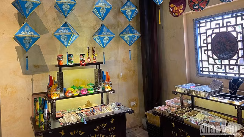 Hue’s traditional handicrafts are displayed in Dai Noi (Imperial Citadel).