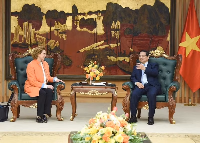 Prime Minister Pham Minh Chinh (R) welcomes Vice-President of the European Investment Bank Nicola Beer (Photo: NDO)
