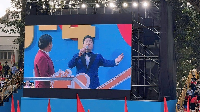 A large screen during the final rehearsal showed images of People's Artists Quoc Hung and Ta Minh Tam performing together. (Photo courtesy of the artists)
