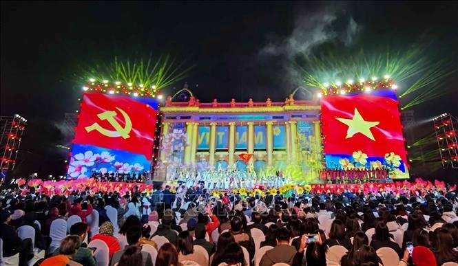 The art performance draws large audiences (Photo: VNA) 
