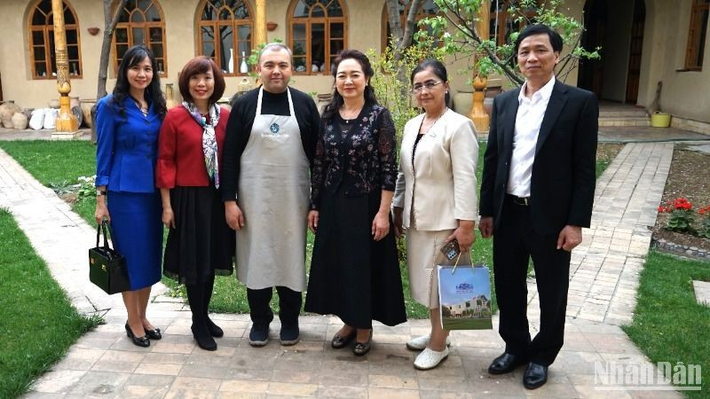 Nguyen Thi Thanh Nga, spouse of National Assembly Chairman Tran Thanh Man, poses for a photo with the owners of the traditional ceramic exhibition facility in Tashkent.