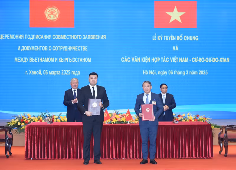 The two Prime Ministers witness the signing of the Memorandum of Understanding on legal cooperation between the Ministry of Justice of Vietnam and the Ministry of Justice of Kyrgyzstan.