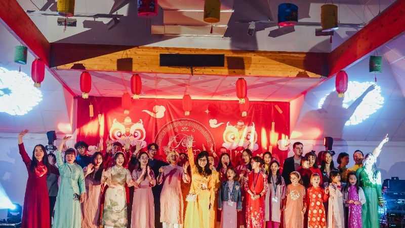 The Vietnam-France choir performs the song "Bonjour Vietnam", singing in both French and Vietnamese.