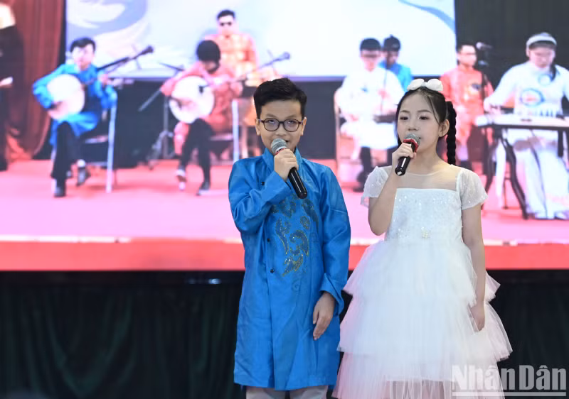 Students Ly Anh Kiet and Ho Ha Anh share their heartfelt thoughts.