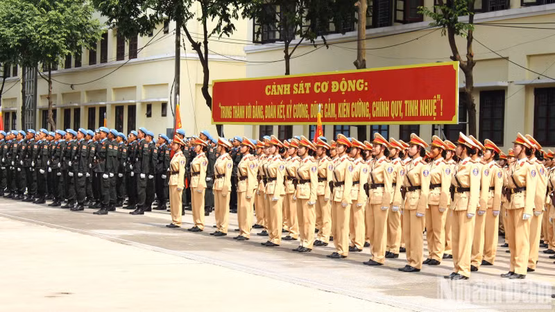 As planned, the People's Public Security forces will partake in 18 parade formations. The officers, soldiers, and trainees diligently train despite harsh weather conditions.