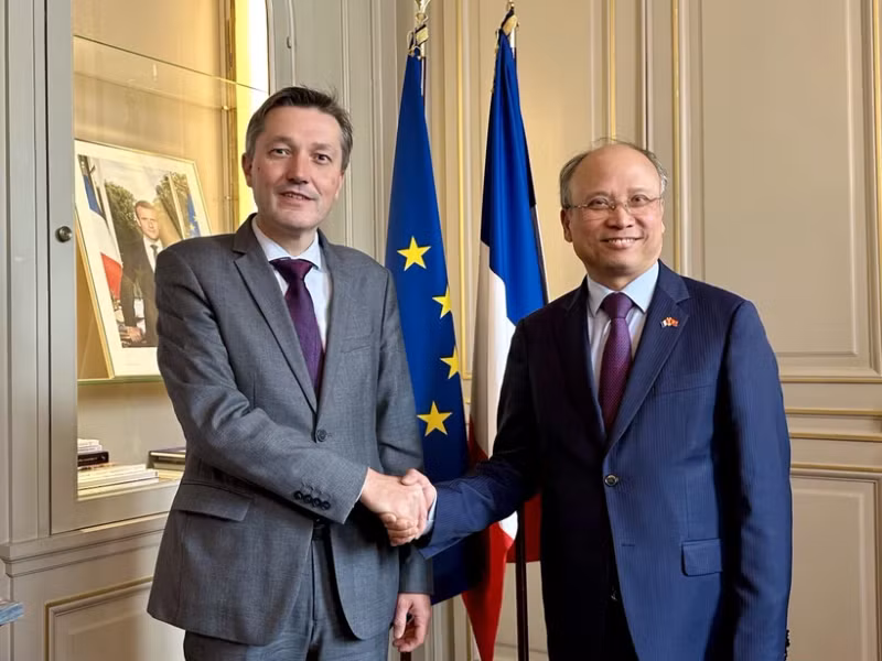 Ambassador Dinh Toan Thang (R) and Bertrand Gaume, Prefect of the Hauts-de-France region. (Photo: VNA) 