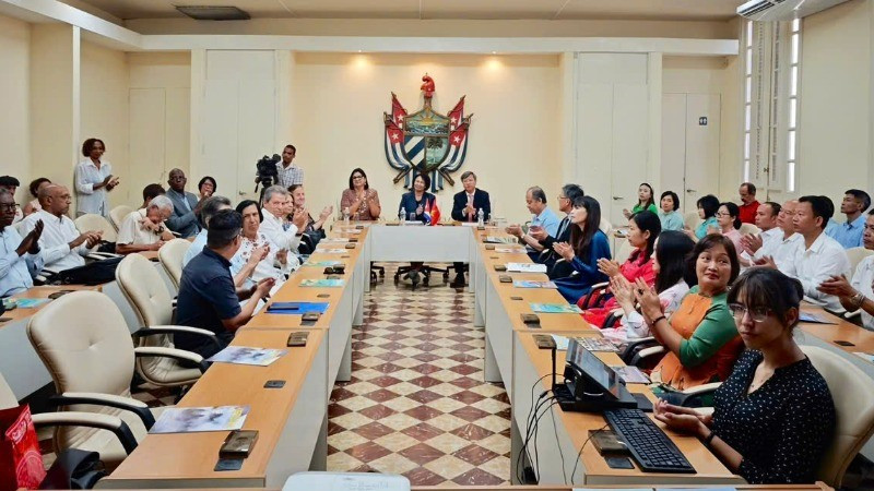 The delegates attend the inauguration ceremony for the Department of Ho Chi Minh Studies. (Photo courtesy of the Embassy of Viet Nam in Cuba)