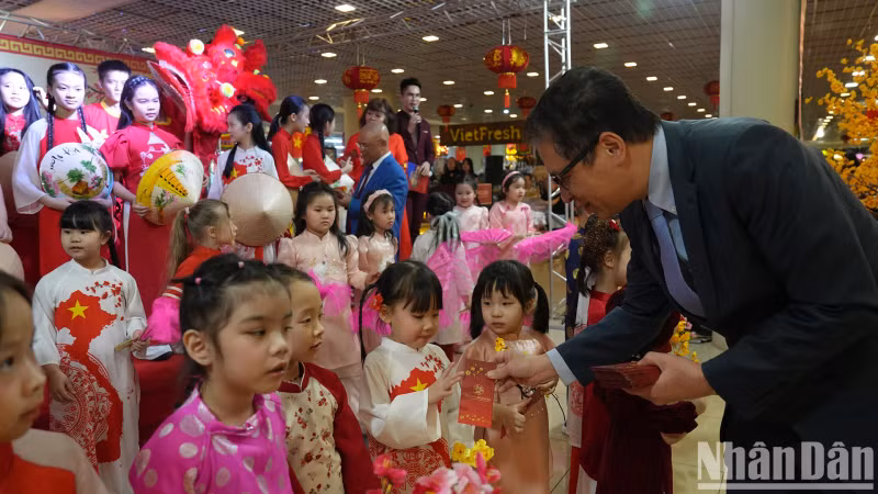 Ambassador Dang Minh Khoi congratulated the Vietnamese community on their achievements in 2024 and emphasised that Vietnam's position in the Russian Federation is increasingly leaving a significant mark.
