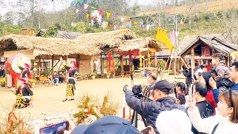 Tourists explore a destination in Sa Pa (Lao Cai Province).