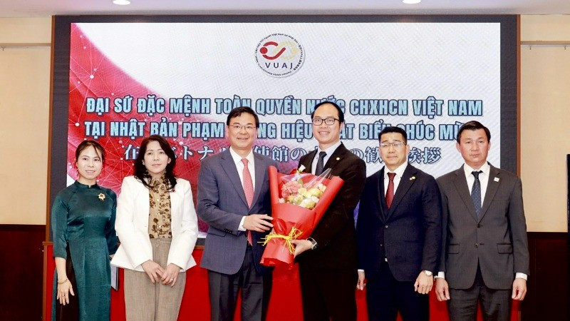 Ambassador Pham Quang Hieu (third from left) presents flowers to congratulate Dr Nguyen Hong Son on his re-election as President of the Union of Vietnamese Associations in Japan for the 2025-2028 term. (Photo: The Union of Vietnamese Associations in Japan)