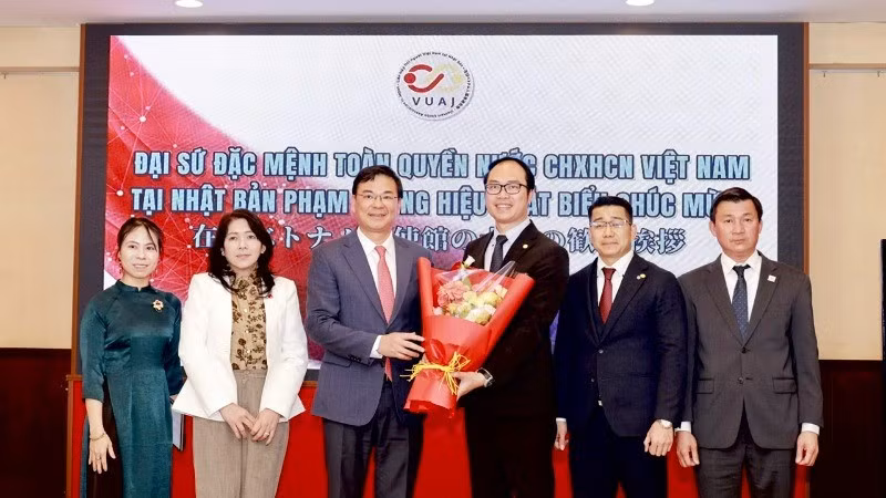 Ambassador Pham Quang Hieu (third from left) presents flowers to congratulate Dr Nguyen Hong Son on his re-election as President of the Union of Vietnamese Associations in Japan for the 2025-2028 term. (Photo: The Union of Vietnamese Associations in Japan)