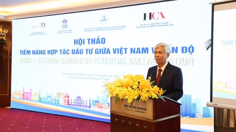 Vice Chairman of the Ho Chi Minh City People’s Committee Vo Van Hoan speaks at the conference.