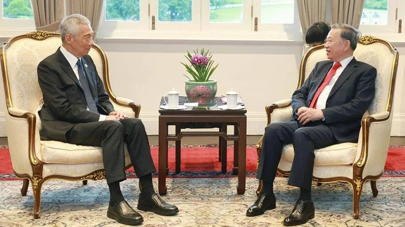  Party General Secretary To Lam (R) meets former Prime Minister Lee Hsien Loong (Photo: VNA)