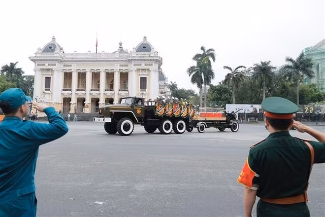 The hearse carrying the coffin passes the August Revolution Square in Ha Noi on May 25 morning. (Photo: VNA)
