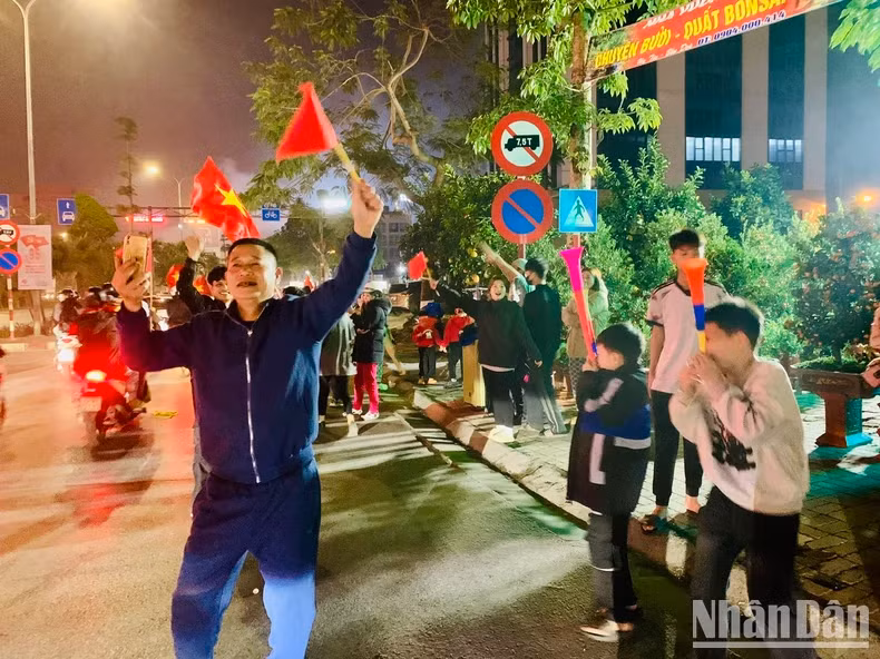 Hai Phong citizens celebrate the victory. (Photo: Quang Dung)