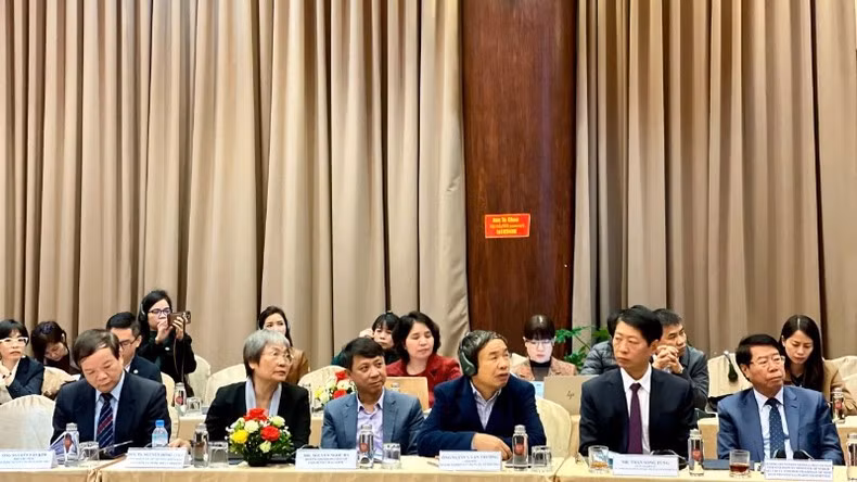 The workshop features the participation of many experts.