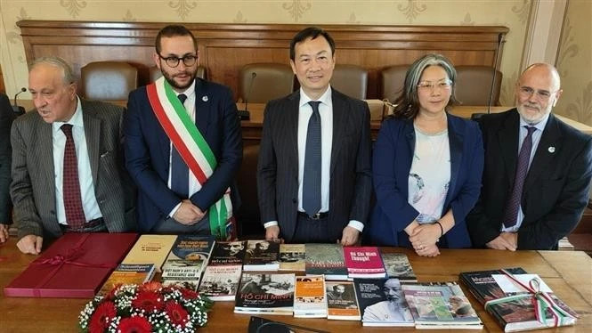 Vietnamese Ambassador to Italy Duong Hai Hung (middle) presents a collection of books on President Ho Chi Minh to the A.P.S INTRA Association in Marsciano. (Photo: VNA) 