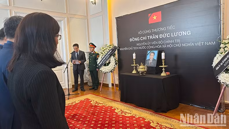 Vietnamese Ambassador to Russia Dang Minh Khoi speaks at the funeral service. (Photo: NDO)