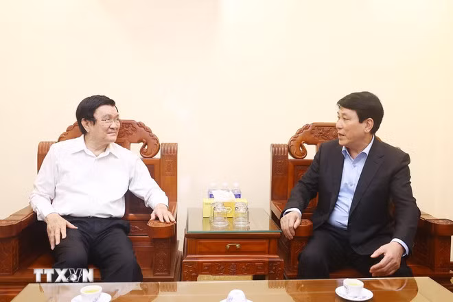 State President Luong Cuong (right) talks to former State President Truong Tan Sang on January 14. (Photo: VNA) State President Luong Cuong (right) talks to former State President Truong Tan Sang on January 14. (Photo: VNA)