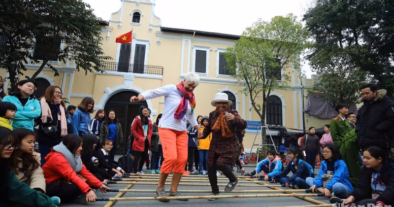 The number of international visitors to Vietnam was estimated at 17.5 million in 2024, marking a 38.9% increase compared to the same period in 2023. (Photo: THANH DAT)