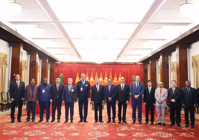 Party General Secretary To Lam (seventh, left) and leaders and representatives of political parties from various countries at the reception (Photo: VNA) 