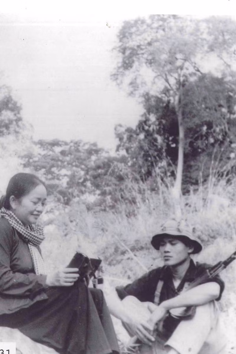 Nguyen Thi Dinh and a soldier take a rest during a march. (File photo / Vietnam Women's Museum)