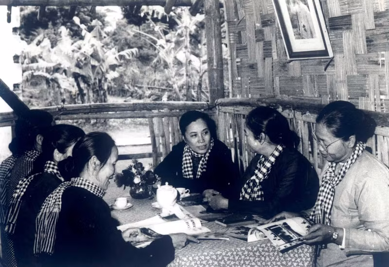 Nguyen Thi Dinh talks with her comrades in the Southeastern war zone, in 1973. (File photo / Vietnam Women's Museum)