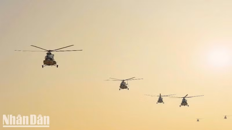 Along with the Su-30MK2 fighters, several helicopters and YAK-130 aircraft were managed by flight squadrons in preparation for the military parade marking the 50th anniversary of the South Liberation and National Reunification.